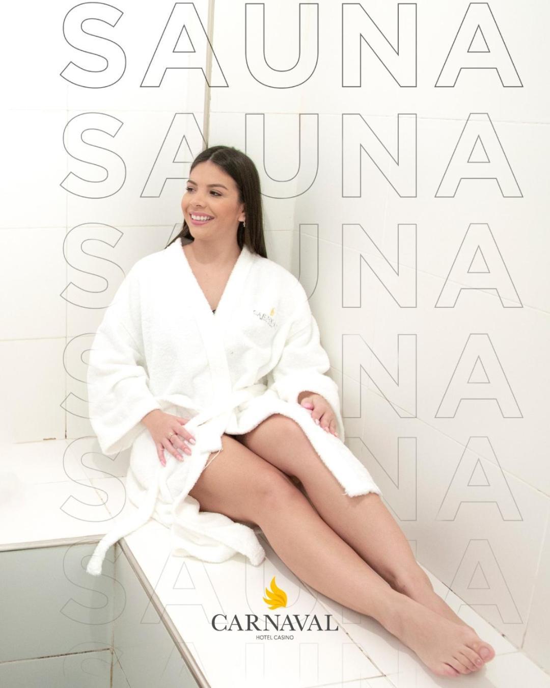 狂欢节赌场酒店 Encarnación 外观 照片 A woman wearing a bathrobe