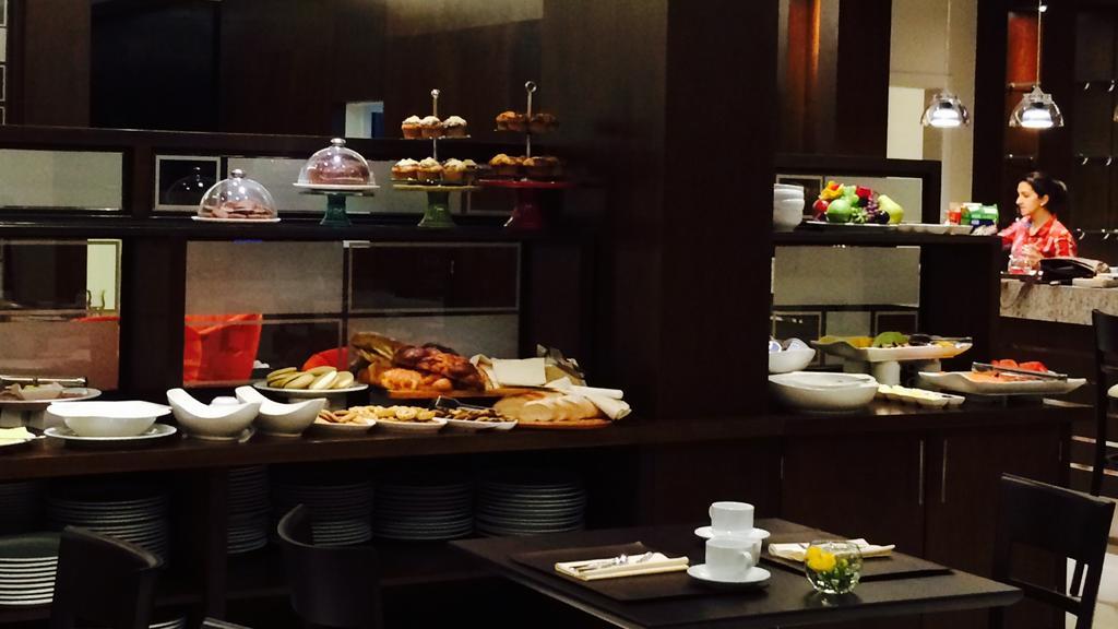 狂欢节赌场酒店 Encarnación 外观 照片 A buffet at a hotel