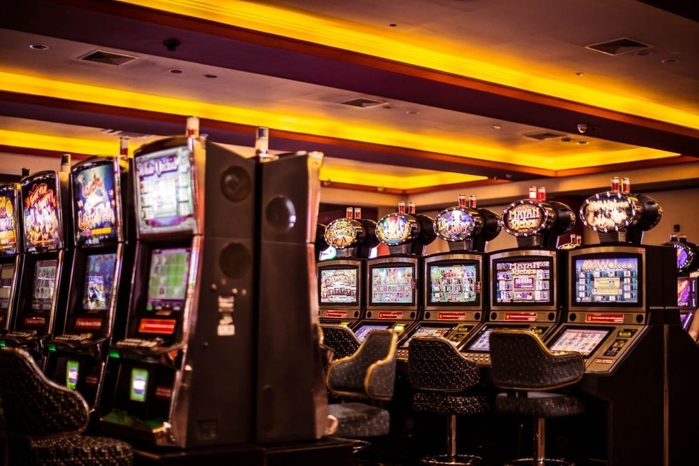 狂欢节赌场酒店 Encarnación 外观 照片 A row of slot machines