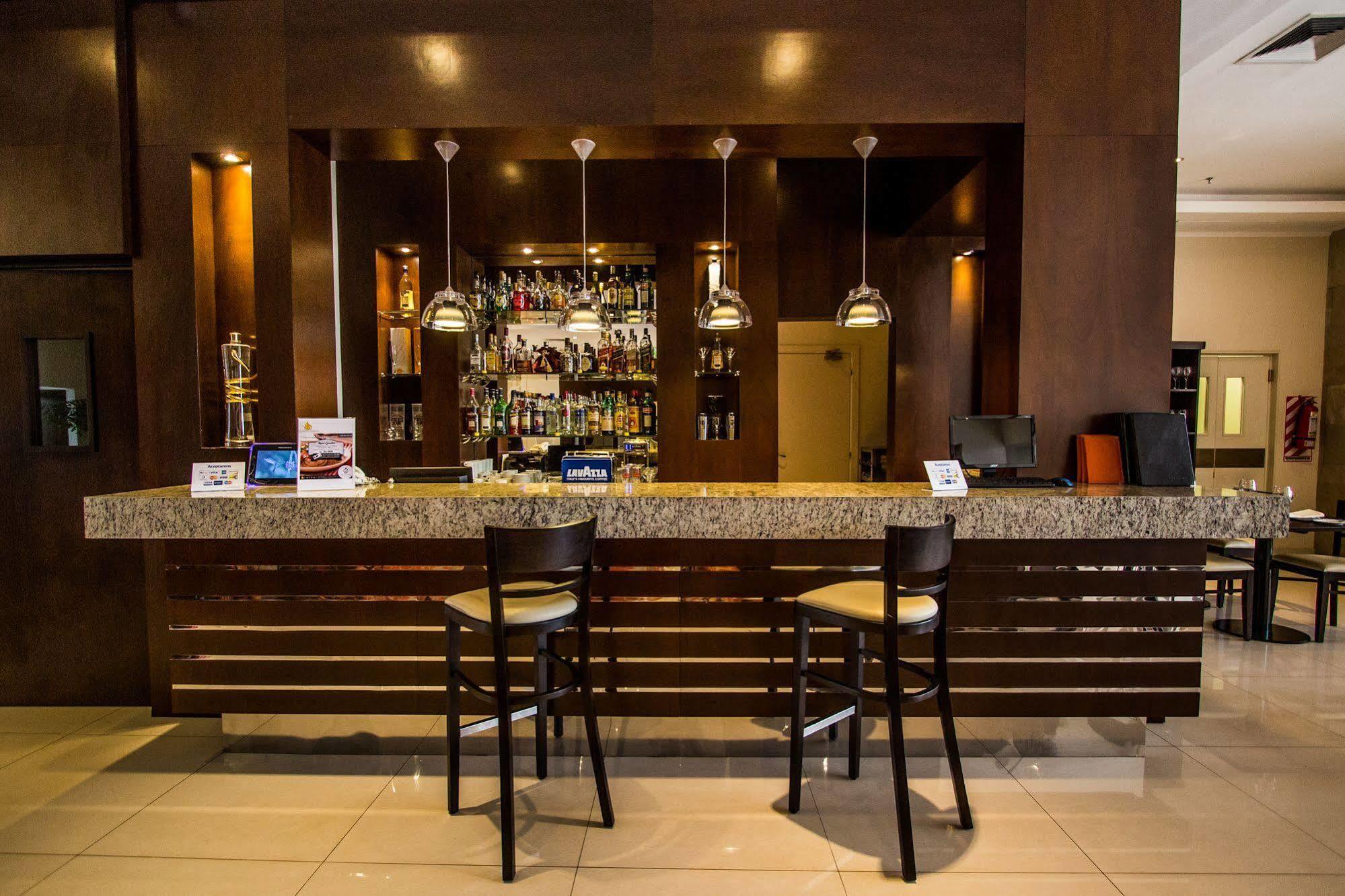 狂欢节赌场酒店 Encarnación 外观 照片 A bar in a hotel